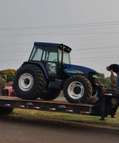 Vendo Trator de Pneu New Holland TM150 4x4 Gabinado Ano: 2002