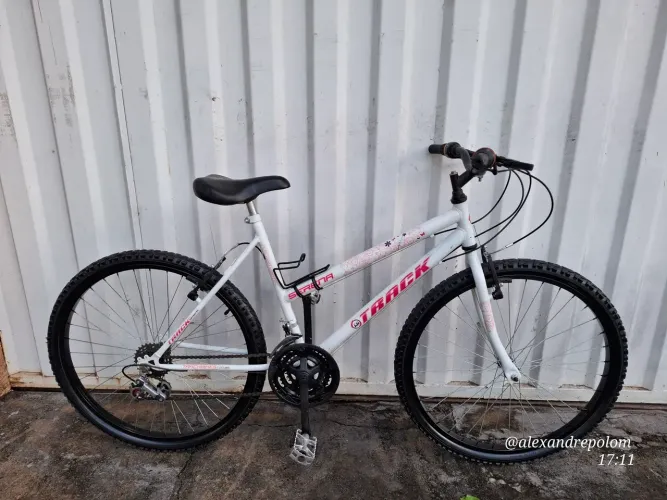 BICICLETA TRACK SERENA ARO 26/18 MARCHAS. (SEMI-NOVA)(POSSO ENTREGAR)<br>