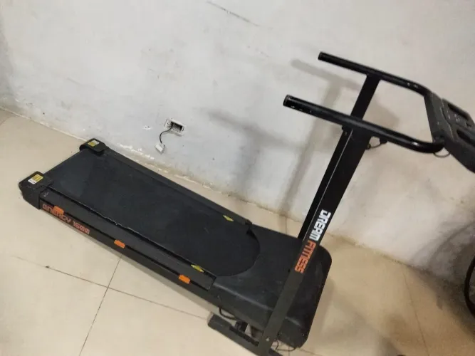 Esteira Dream Fitness para concerto ou pegar peças