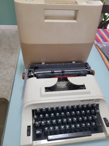 Máquina de escrever *Remington 22* vintage com tampa original!<br>vintage com tampa original