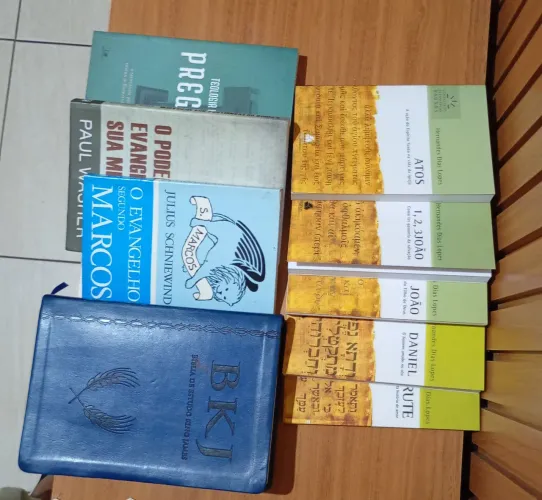 Livros Evangélicos e Bíblia BKJ de estudo .