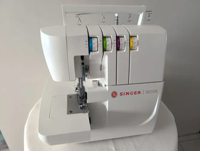 Máquina de costura overlock Singer