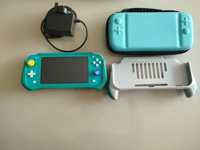 Vendo Nintendo switch lite, com acessórios. Muito conservado!