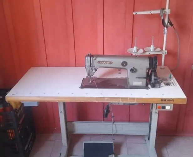 Vendo máquina de costura reta industrial.
