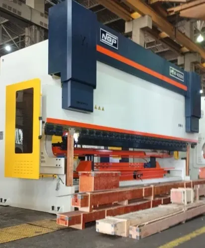 Máquina Industrial de Corte e Dobra