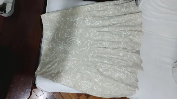 Linda saia tamanho P na cor creme e branca