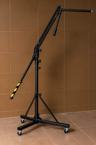 Suporte girafa articulado preto, com rodinhas