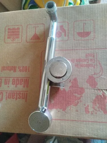 Chuveiro de inox antivandalismo com  base de válvula automática 