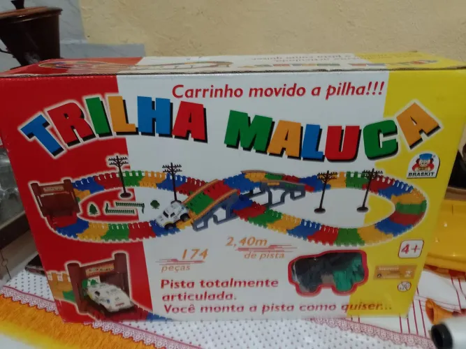 Pista de corrida com carrinho a pilhas,ótimo estado, com 250 peças + carinho + acessórios