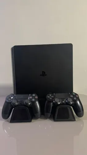 Ps4 slim desbloqueado 2 controles e base de suporte e carregamento de controle