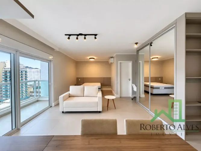 LOCAÇÃO ANUAL | Studio mobiliado com sacada | Centro de Florianópolis