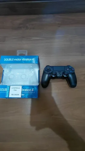 controle Sony DualShock 4 sem fio para PlayStation 4 na cor preta.