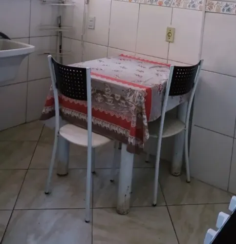 Mesa com 2 cadeiras de ferro