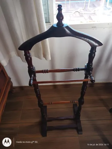 cabideiro de pé estilo colonial