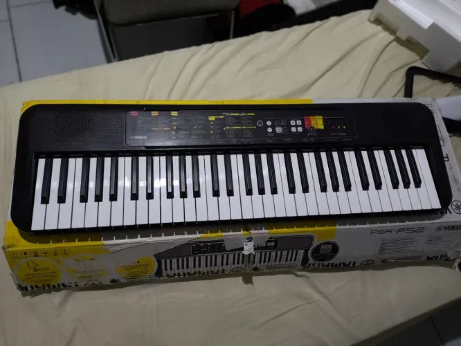 Teclado musical Yamaha PSR-F52