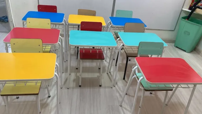 8 Cadeiras e mesas escolares infantis