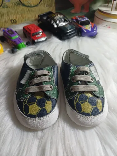 Tênis baby Bibi em couro legítimo, verde, azul e amarelo.