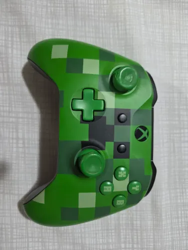 Controle de XBOX ONE S, edição limitada minectaft, levemente danificado no analógico.