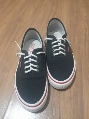 Vendo 2 pares de sapatênis, número 40, super novos.