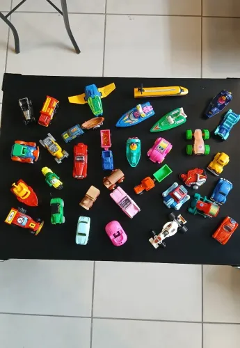 Coleção com 34 miniaturas de carros e barcos Kinder Ovo
