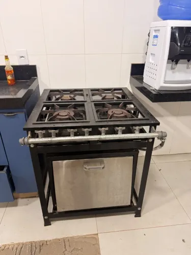 Fogão Industrial 4 Bocas com Forno e Grelhas em Ferro Fundido - Excelente Estado!