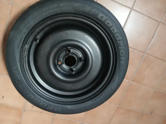 Roda e pneu aro 15.