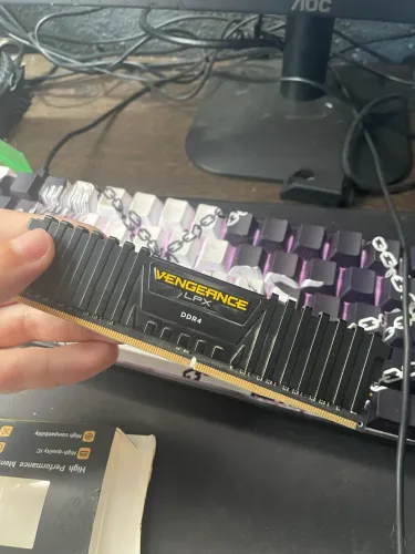 Memória RAM Corsair Vengeance LPX, 4GB, 2400MHz, DDR4, CL14, Preto USADA