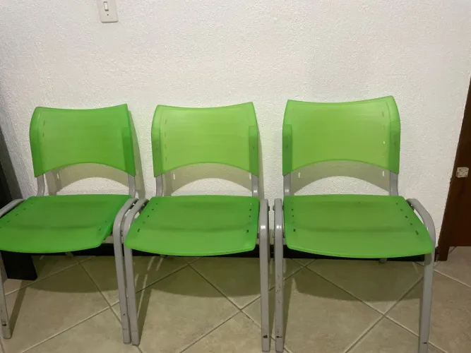 Vendo 10 cadeiras semi novas, R$50,00 cada uma