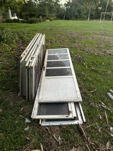 Vende porta de alumínio 2x3metro com os vidros