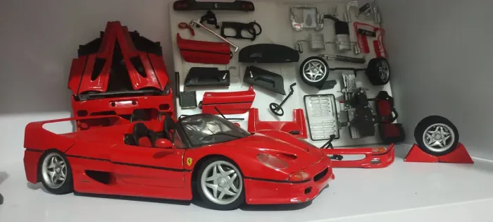 Ferrari mais acessórios F50 escala 1/18 + peças  extras de exposição do mesmo modelo 