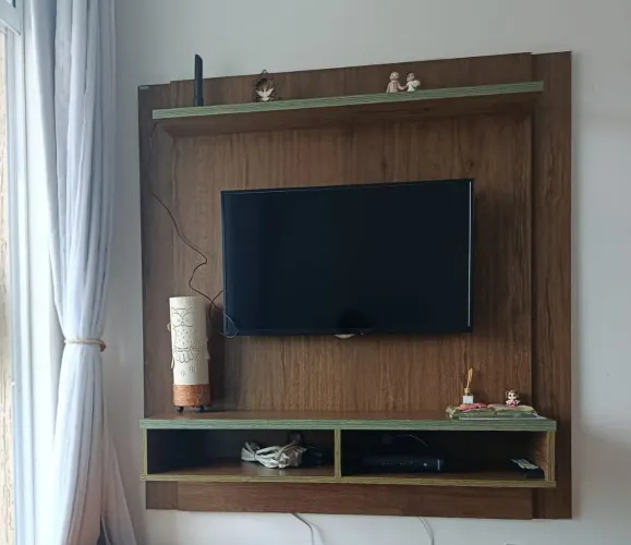 Painel para TV em bom estado