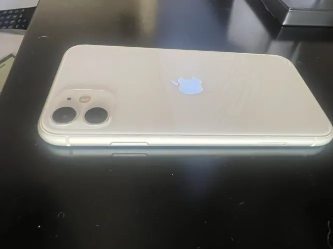 iPhone 11 excelente estado , branco, 128 memória , 1 mil 