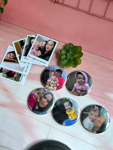 Polaroids, bottons, chaveiros e marca-páginas magnéticos