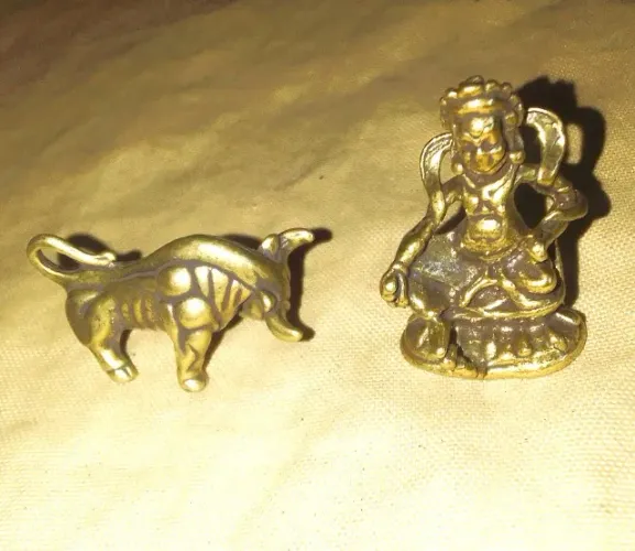 Par de miniaturas em bronze dourado representando Deidade indiana e touro
