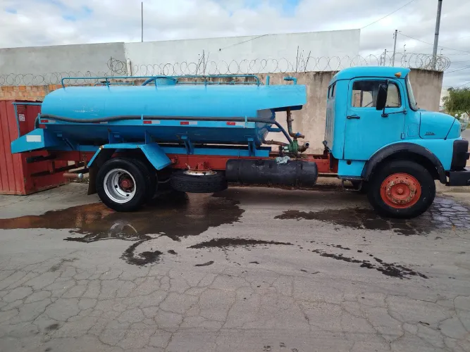 Vendo caminhão Mercedes 1114 pipa ano 1989