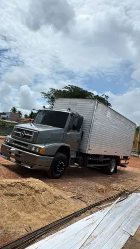 Vende-se Caminhão baú, seminovo!