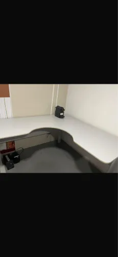 Mesa em L cinza