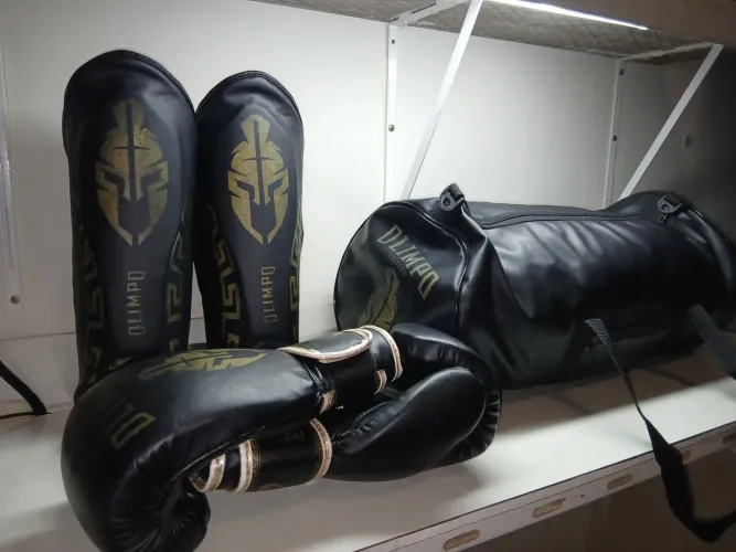 Kit Muay Thai Completo Olimpo - Luvas 12oz + Caneleiras + Bolsa