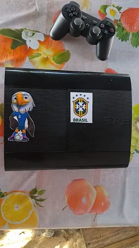 Vendo ps3 desbloqueado com um controle com jogos