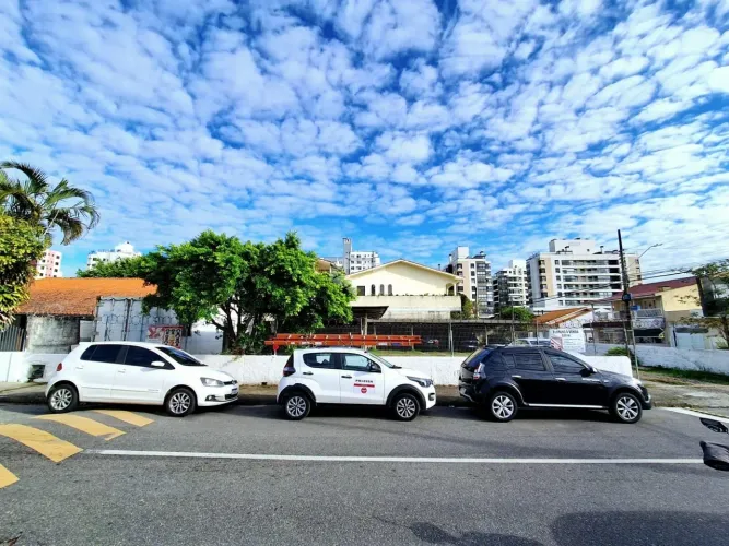 TERRENO DE ESQUINA COM VIABILIDADE PARA 5 PAVIMENTOS NO BALNEÁRIO DO ESTREITO