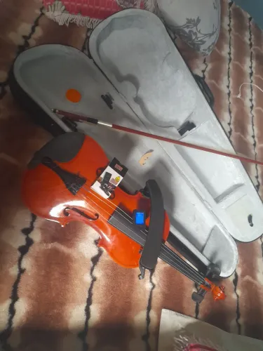 Violino, com cavalete quebrado e algumas(bem poucas) cordas do arco quebradas