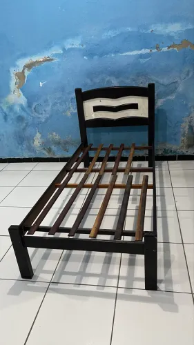 Cama de solteiro madeira maciça usada 230$