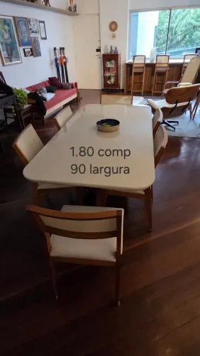 Mesa de jantar base madeira com vidro off white + 6 cadeiras madeira com encosto de tela