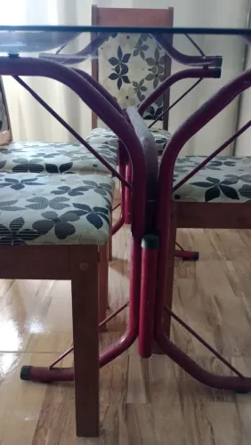 Mesa de vidro com 4 cadeiras