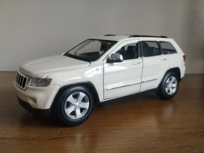Miniatura jeep Grand Cherokee Laredo 1:24 Maisto