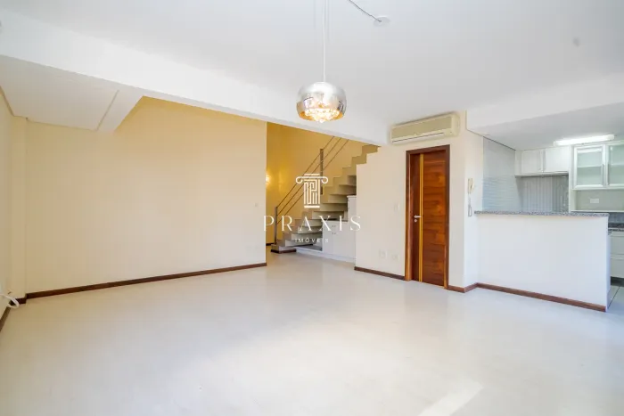 Apartamento duplex para alugar no Bairro Cabral, Curitiba/PR.