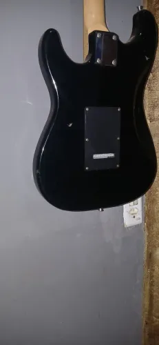 Vende-se guitarra usada