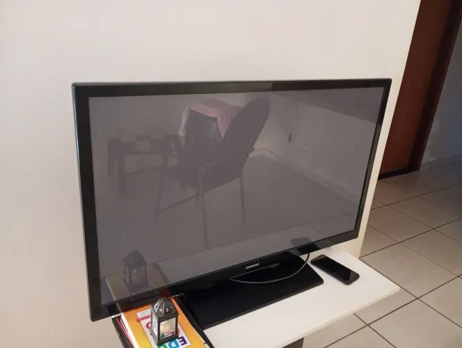 TV SAMSUNG 42 POLEGADAS/ CAIXA DE SOM BLUETOOTH E PAINEL PARA TELEVISÃO