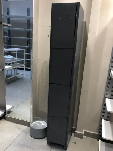 Vendo Armário 4 portas tipo roupeiro para funcionários
