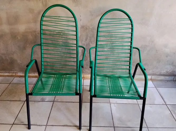 Duas cadeiras disponíveis grandes adultas